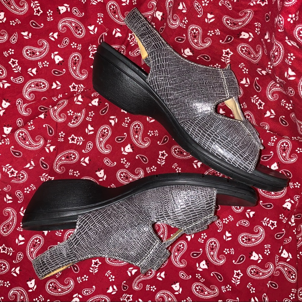 CLARK'S LEATHER Comfort Sandals - Picture 12 of 13